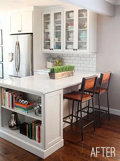 cozinha americana com prateleira de livros