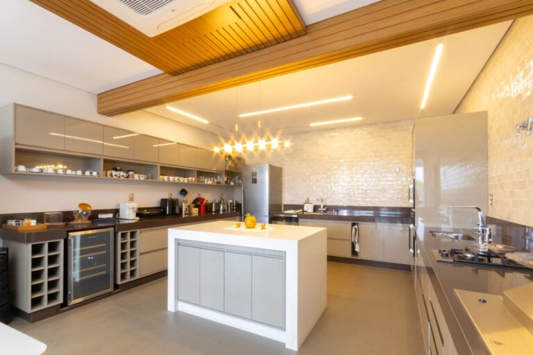 Cozinhas amplas também precisam de móveis planejados. Entenda o porquê