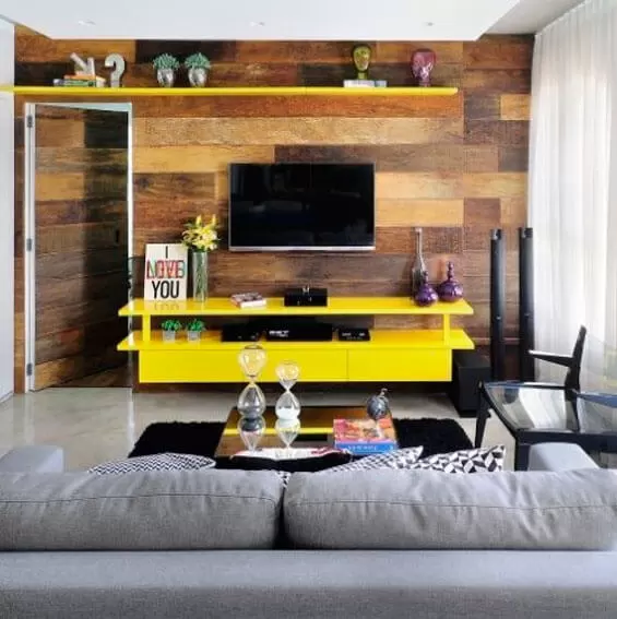 Rack amarelo e painel de madeira