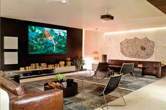 sala com painel preto e rack branco
