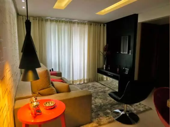 Sala com painel preto